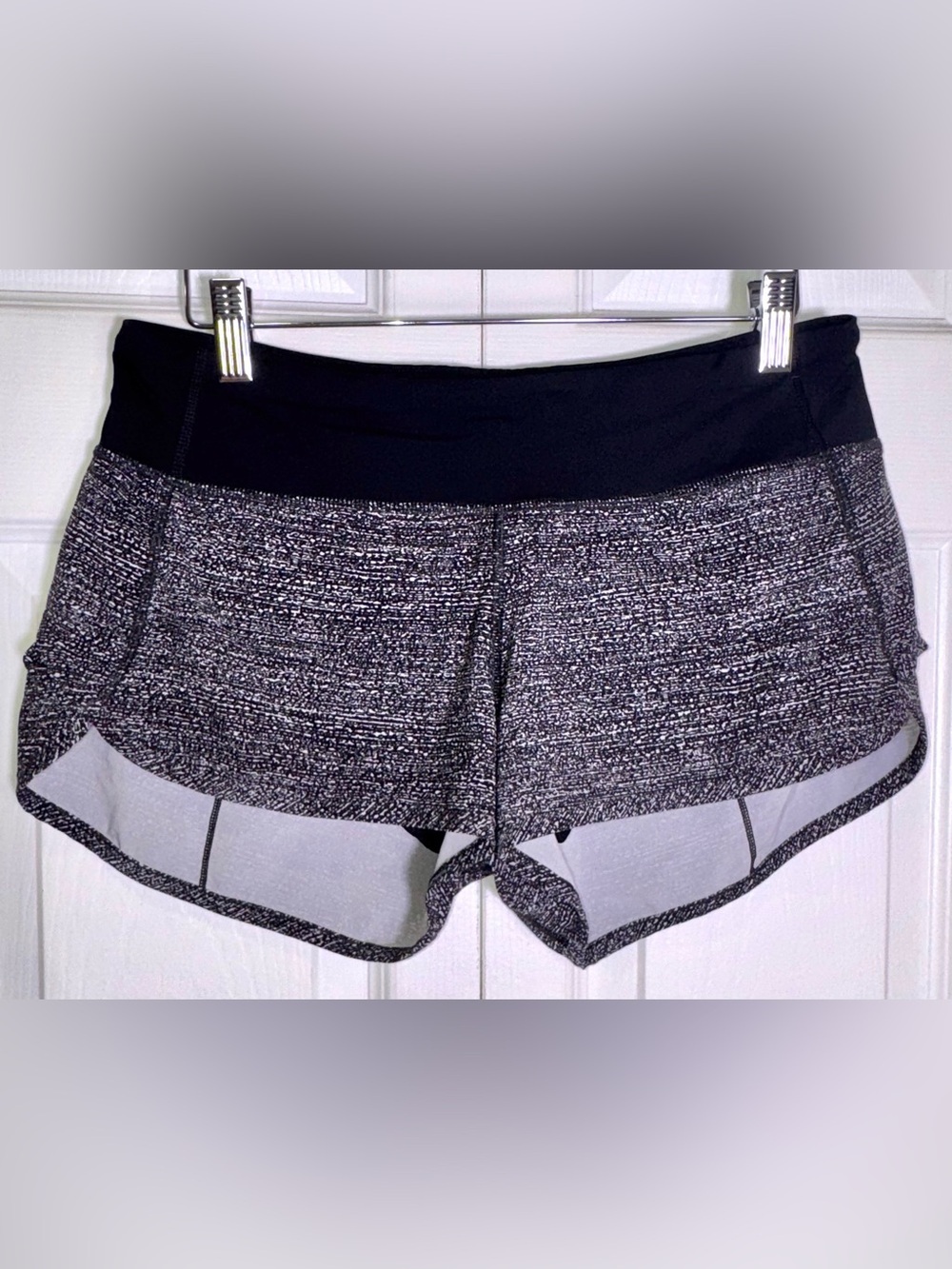Lululemon Run Speed Shorts Women’s Size 6 Black White Reflective Print EUC